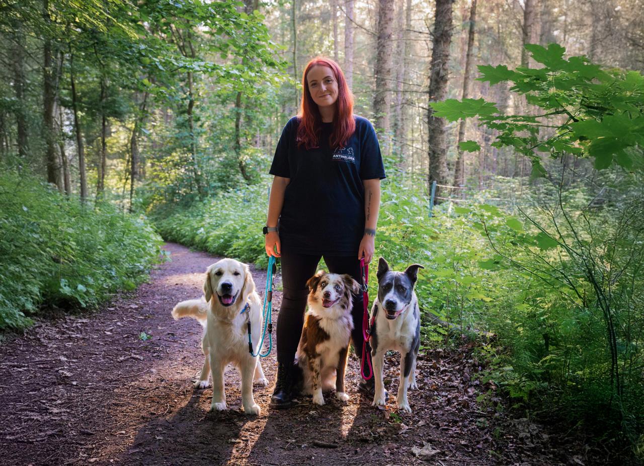 Hundetrainerin Katja Brehmer mit ihren Hunden